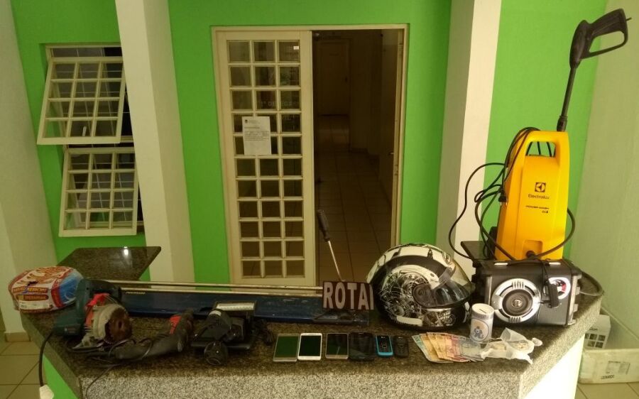 Força Tática fecha boca de fumo e recupera produtos de furto