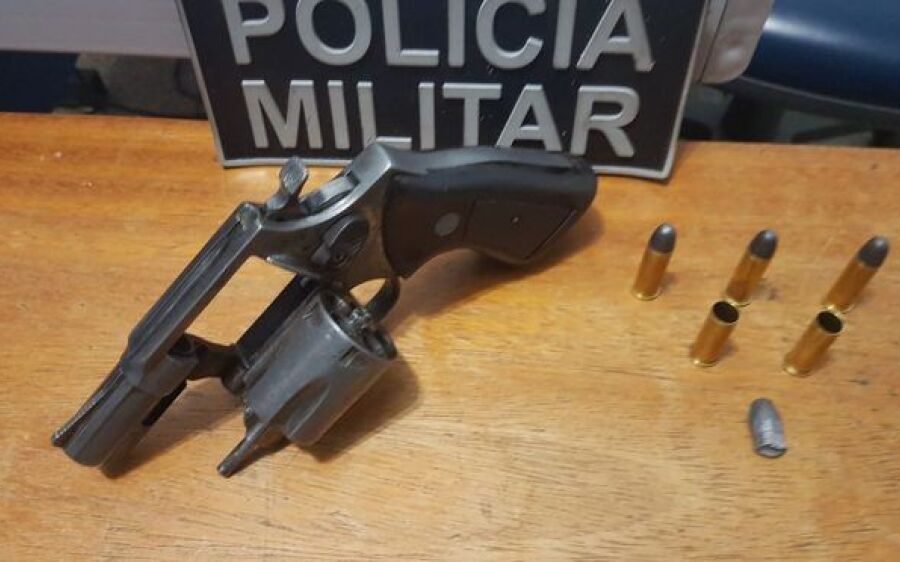Policiais militares  prendem homem por atirar dentro de uma igreja