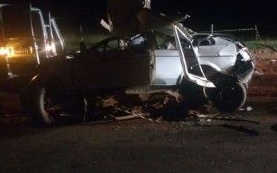 Acidente entre dois carros mata cinco pessoas e deixa outras quatro feridas