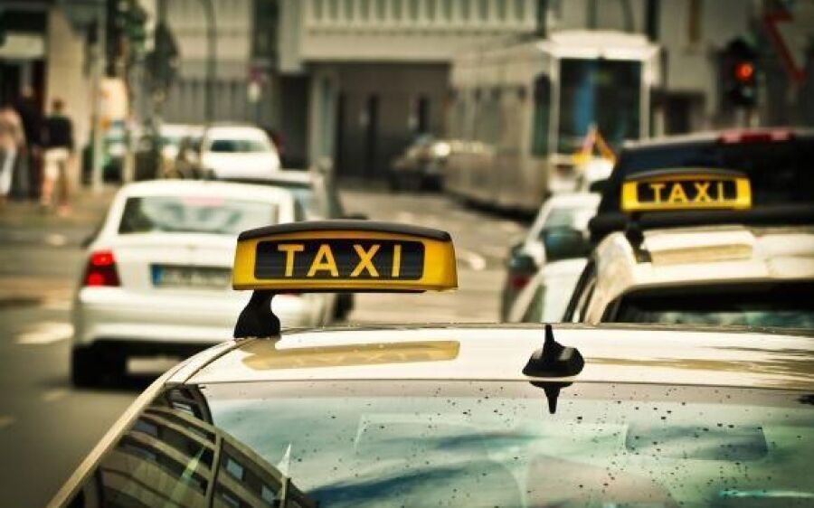 Taxista atende falsa corrida e é roubado por casal na Capital
