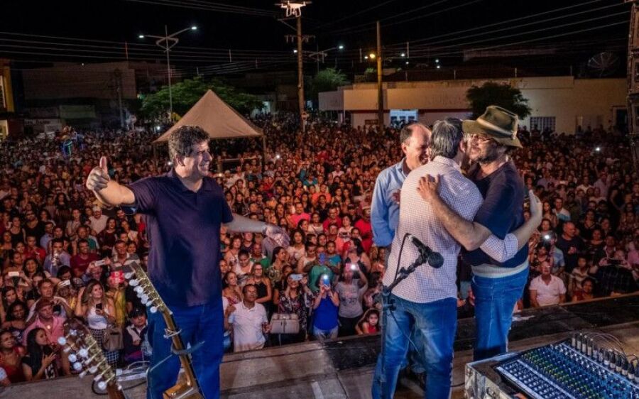Almir Sater atrai multidão para  comemorar aniversário de Coxim