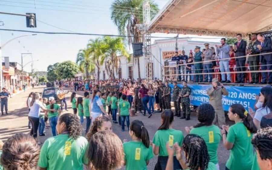 Desfile cívico-militar de 120 anos de Coxim une população e instituições