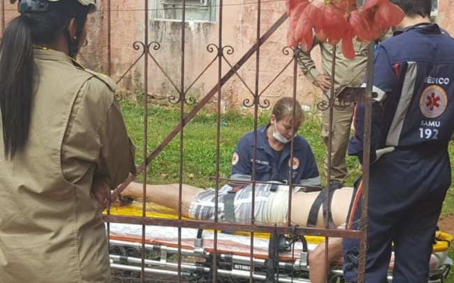 Para alimentar cães do irmão, homem pula muro e crava as costas em grade