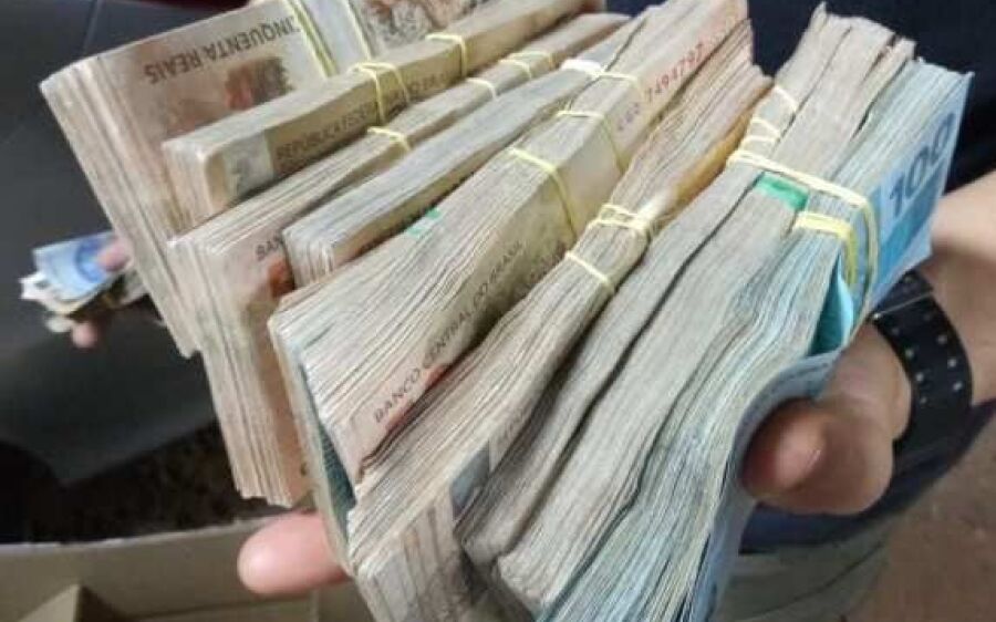 PM é flagrado com R$ 94 mil  escondidos em câmbio de veículo 