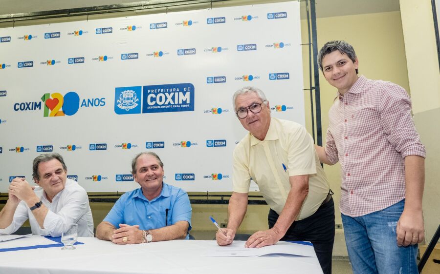 Aluizio empossa novo  secretário de Obras