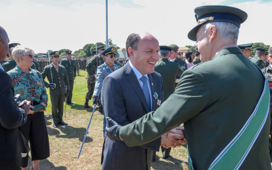 Mochi recebe homenagem do Exército