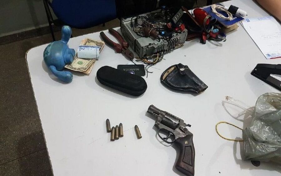 Morador de Coxim foi preso com arma de fogo, 20 cartões de crédito e algema na mala 