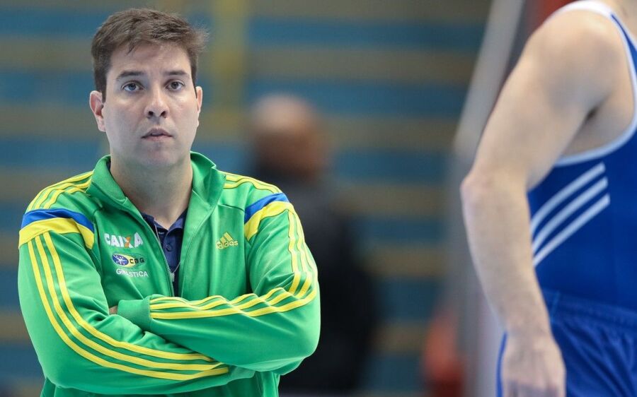 Após denúncias de abuso, clube afasta ex-técnico da seleção