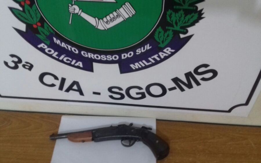 Policiais militares prendem homem por ameaça e posse ilegal de arma de fogo em São Gabriel do Oeste