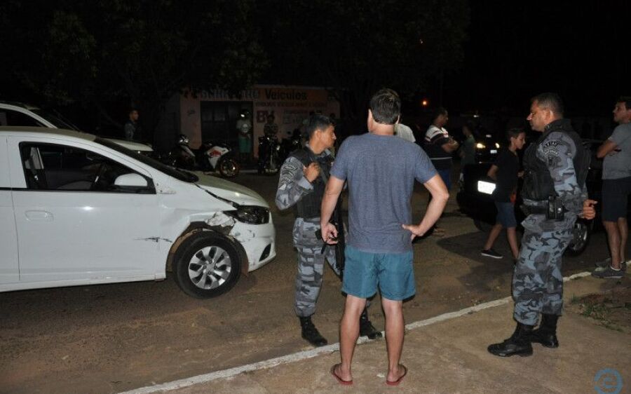 Motorista foge após atingir dois carros no Centro de Coxim
