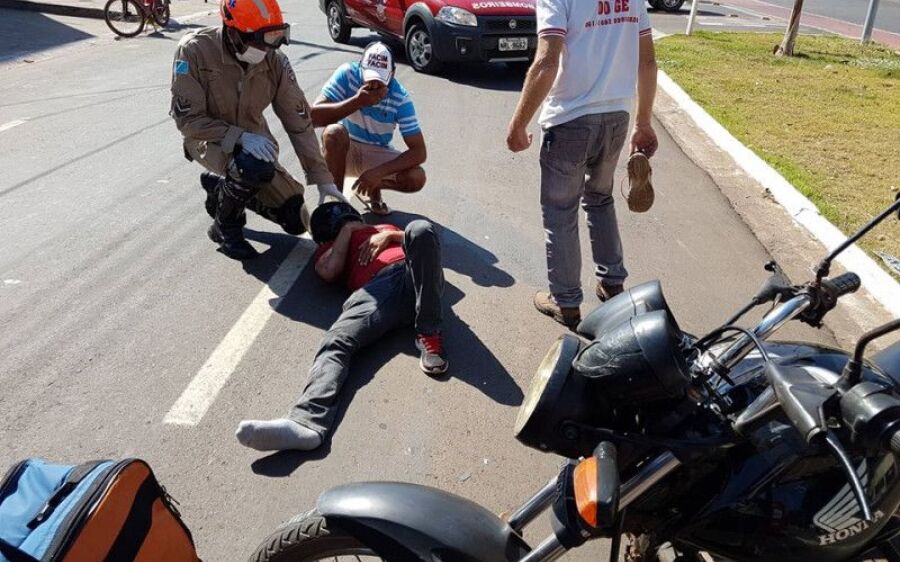 Moto entregador fica ferido após colisão na Virgínia Ferreira