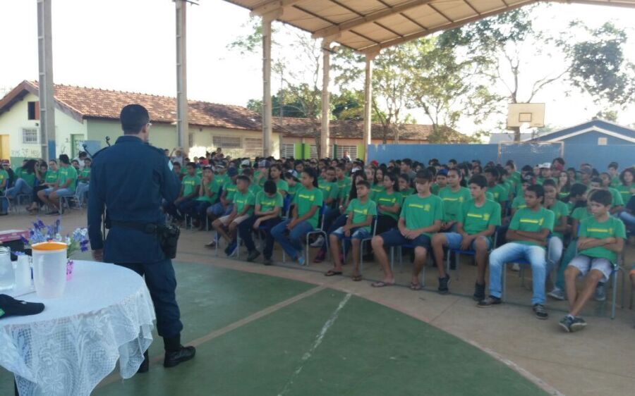 PM em ação conjunta em Rio Verde Realiza Palestra de prevenção de drogas  