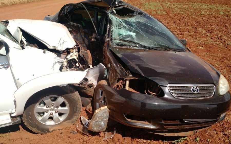 Hilux colide contra Corola após motorista perder o controle na MS-306