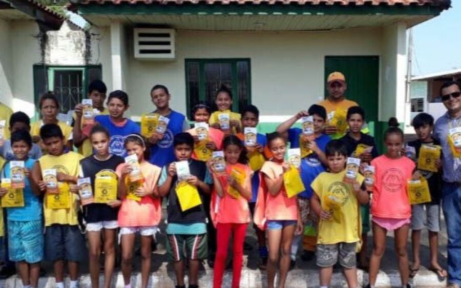 Alunos do Projeto Bom de Bola Bom na Escola realizam caminhada em Alusão ao Maio Amarelo