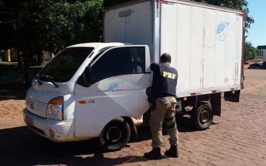 PRF recupera caminhão furtado em Várzea Grande/MT