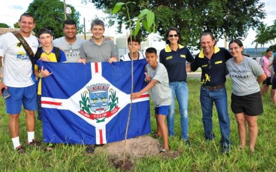 Atletas e autoridades plantam mudas de  árvores na Poliesportiva
