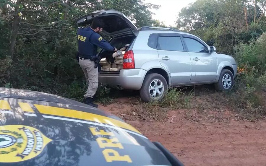 PRF apreende 266 kg de maconha em veículo clonado
