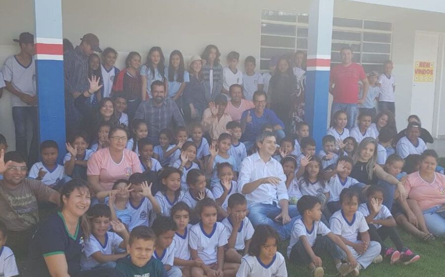 Vladimir Ferreira acompanha entrega de apostilas a alunos da rede pública em Coxim 