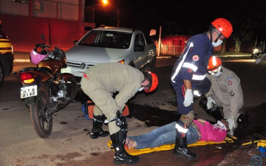 Mulher fica ferida ao ser  atingida por Saveiro em coxim