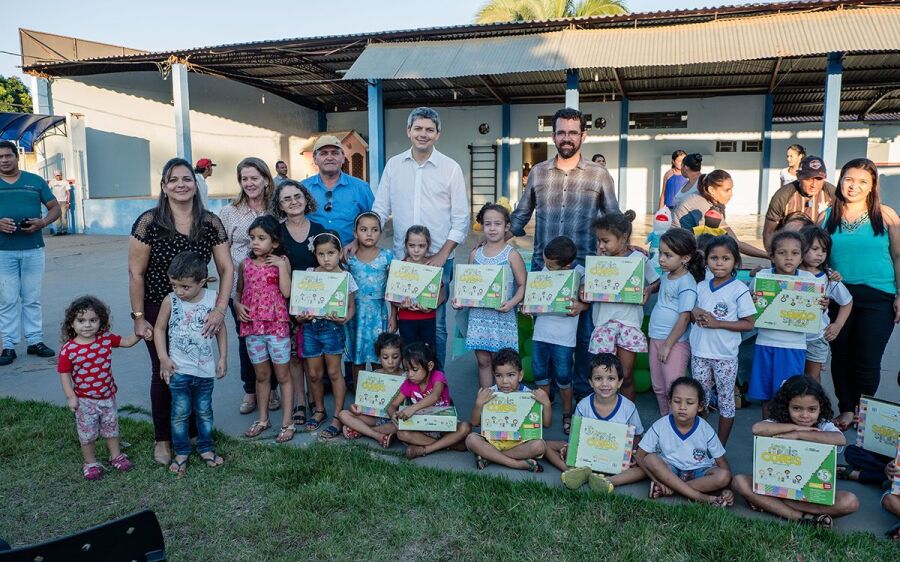 Prefeitura de Coxim entrega mais de 380 kits de apostilas à educação