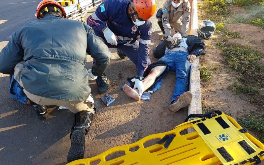 Motoqueiro perde controle em curva na Márcio Lima Nantes 
