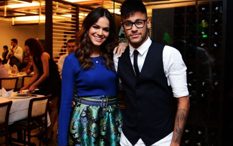 Bruna Marquezine pede retirada de mulheres em camarote com Neymar