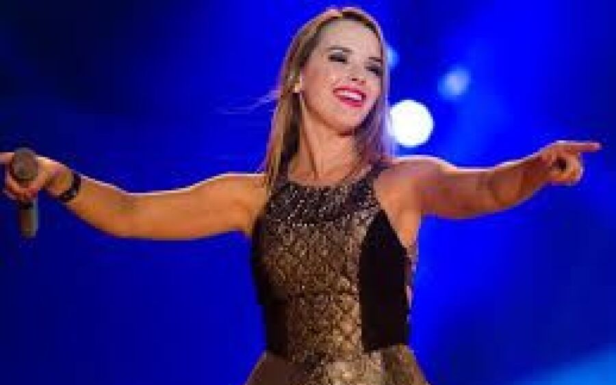 Dias após anunciar gravidez, cantora Thaeme perde bebê 