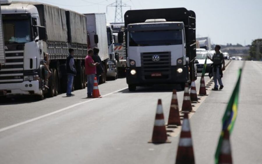 Caminhoneiros entram no oitavo dia de greve com 19 pontos de bloqueio em MS