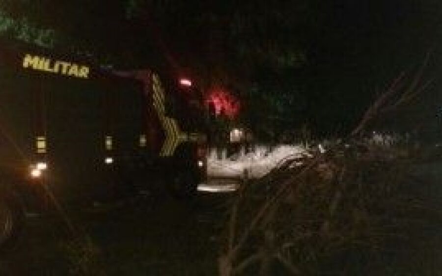Homem fuma cigarro antes de dormir e acorda com casa em chamas