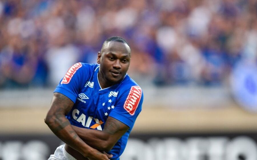 Atacante do Cruzeiro oferece camisas por gasolina para poder ir treinar