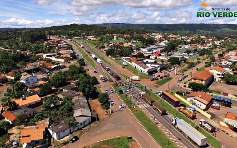 Paralização dos caminhoneiros  começa afetar comércio de Rio Verde