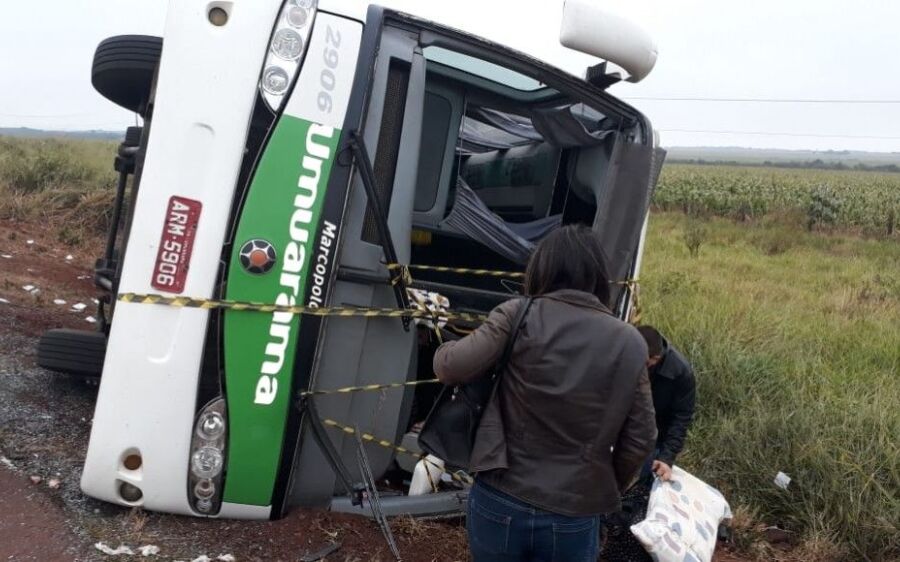 Motorista perde controle da direção e tomba ônibus na BR-163