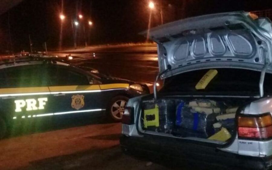 Motorista fura bloqueio, atira contra policial e foge deixando 493 kg de maconha para trás