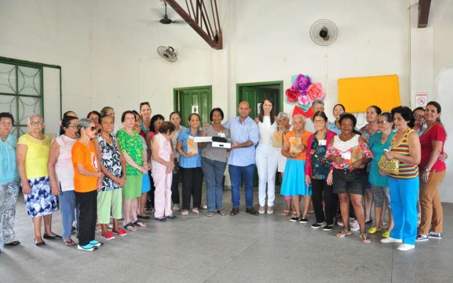 Voluntárias levam carinho e  presentes ao Centro de Convivência Real Idade em Coxim