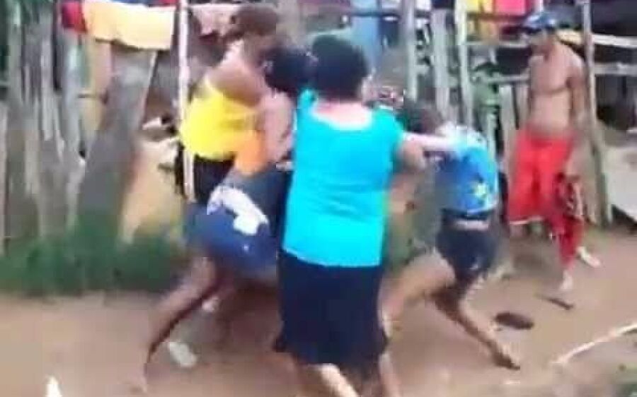 Briga de vizinhos termina com um esfaqueado no tórax e outro agredido a pauladas