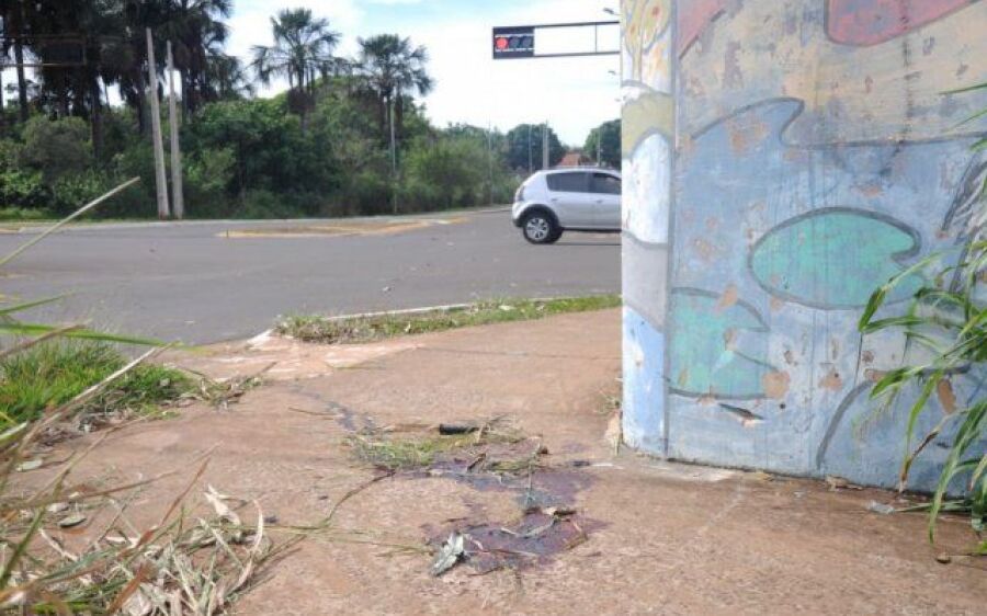 Com moto do pai, jovem morre ao bater em muro no Jardim Aeroporto