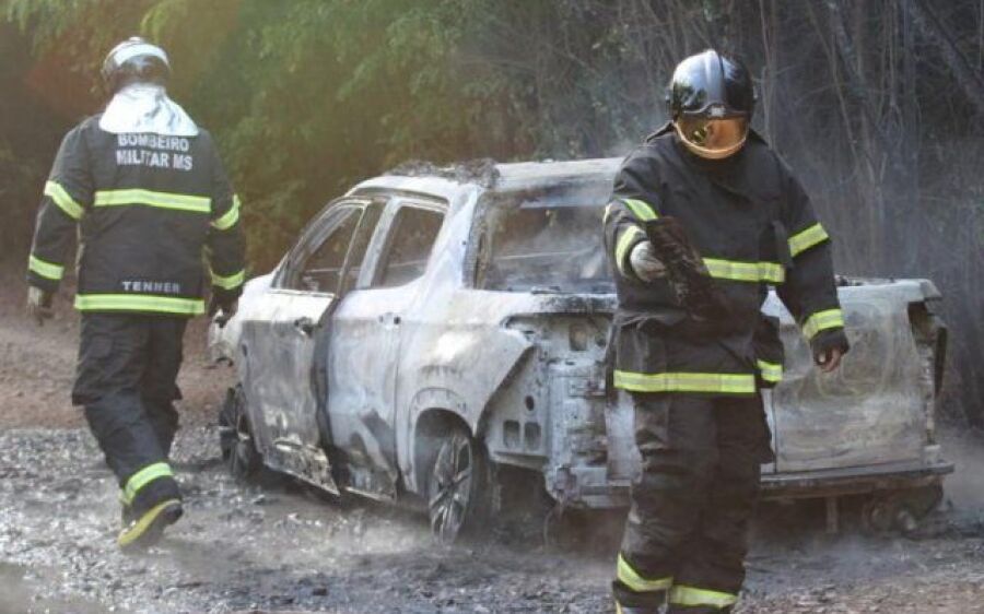 Homens envolvidos em homicídio ateiam fogo em picape e fogem