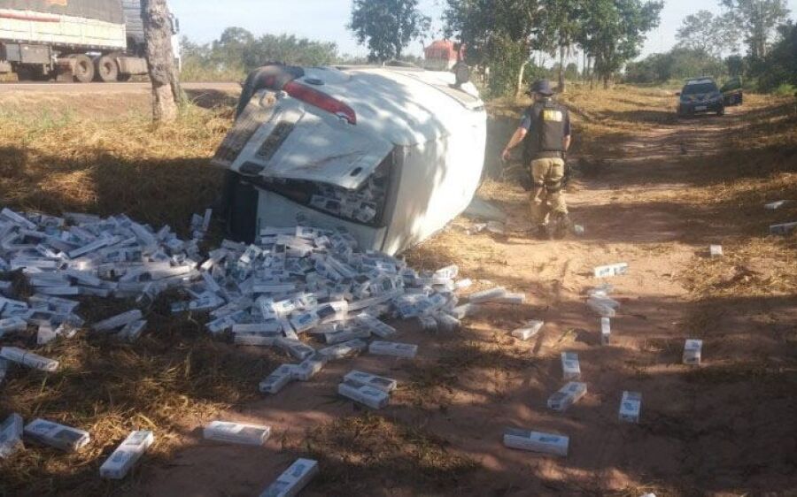 Capotamento de carro com contrabando espalha pacotes de cigarro no acostamento da BR-163 