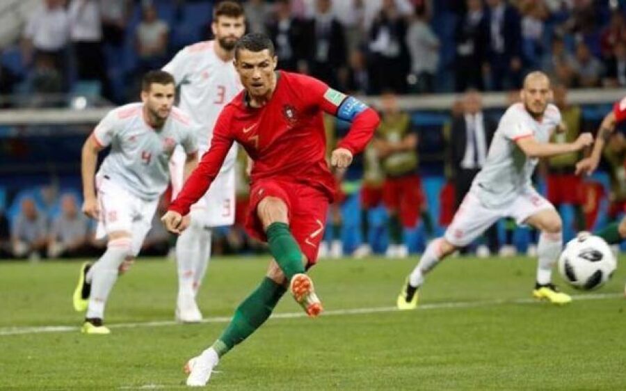 Cristiano Ronaldo faz três gols e garante empate contra a Espanha