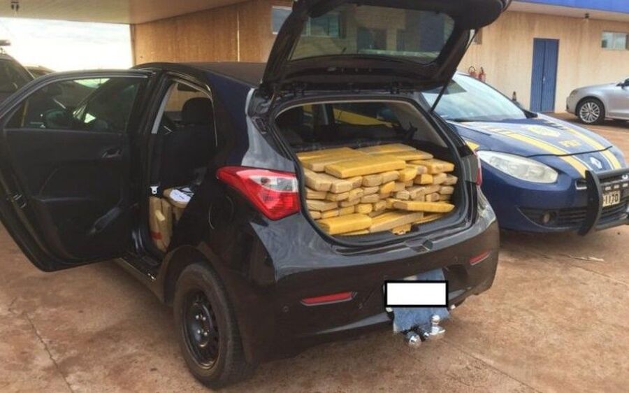 Suspeito abandona carro com 300 kg de maconha para tentar fugir da polícia, mas acaba preso em MS