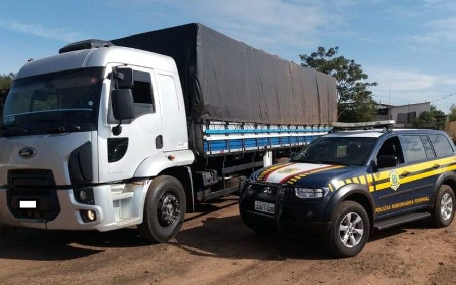 PRF apreende caminhão carregado com 300 mil maços de cigarro contrabandeado do Paraguai