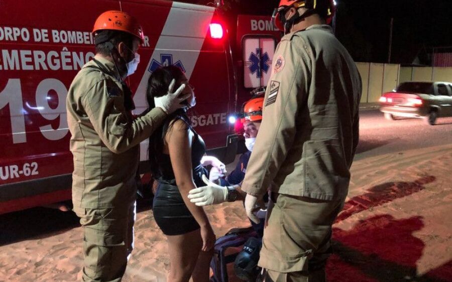 Jovem e adolescente ficam feridas em queda de moto no centro de Coxim 