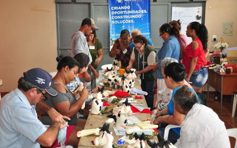 Beneficiários do CRAS aprendem a produzir bonecas e bicho de pano