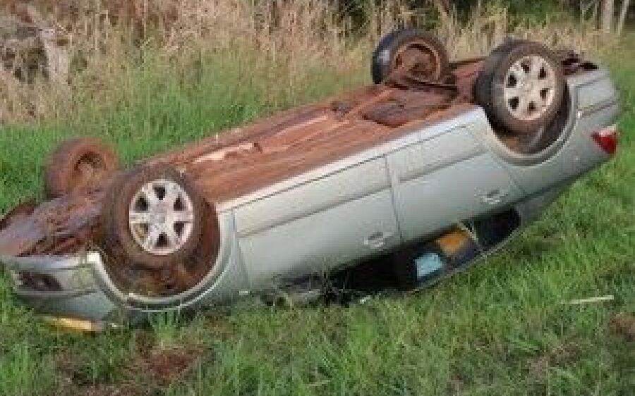 Veículo capota na MS-276 após condutor dormir ao volante