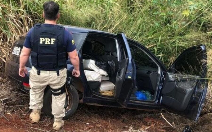 Motorista cai em barranco e acaba preso com 465 kg de maconha