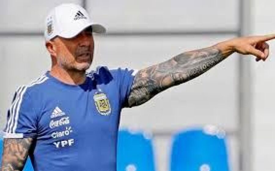 Técnico ouve jogadores e muda time da Argentina para decisão
