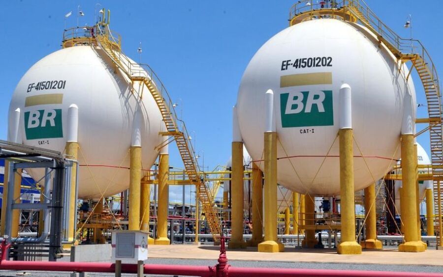 Petrobras anuncia aumento de 1,3% no preço da  gasolina nas refinarias