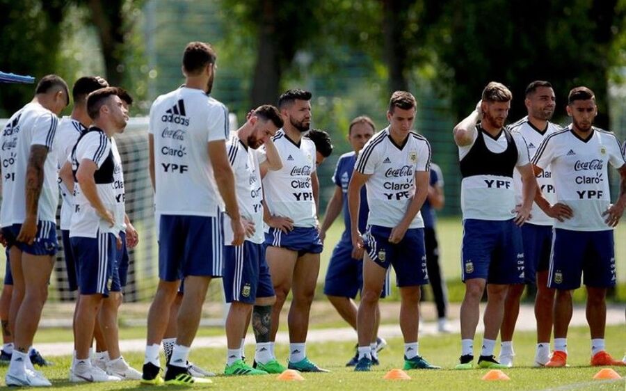 Com Messi de visual novo, Argentina testa Pavón para duelo contra França
