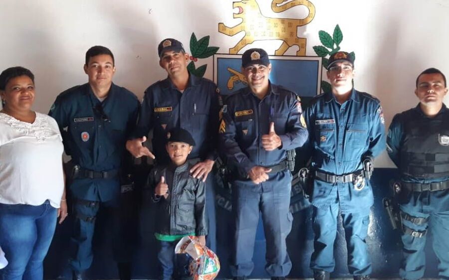 Policiais militares realizam surpresa para criança no dia do seu aniversário em Rio Verde