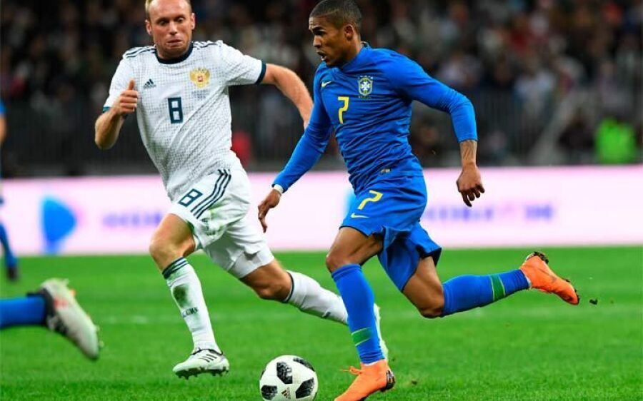 Com Douglas Costa liberado, Seleção volta a treinar após classificação